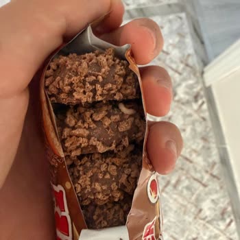 BİM’de Satılan Çikolatanın İçinden Beyaz Küf Çıktı, Sağlık Riski