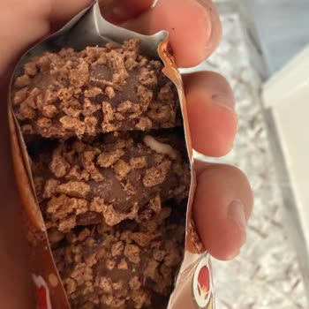 BİM’de Satılan Çikolatanın İçinden Beyaz Küf Çıktı, Sağlık Riski