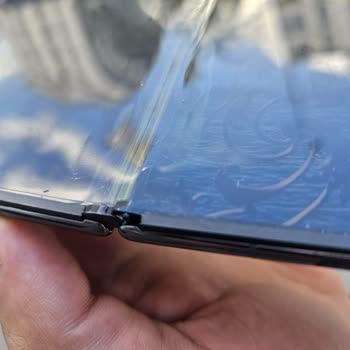 Tecno Phantom Fold 2’de Ekran Şişmesi Ve Menteşe Sesleri Cihazı Kullanılamaz Hale Getirdi