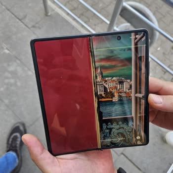 Tecno Phantom Fold 2’de Ekran Şişmesi Ve Menteşe Sesleri Cihazı Kullanılamaz Hale Getirdi