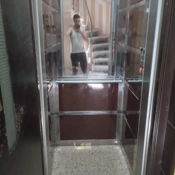 Dar Asansörde Zorla Çıkarılan Televizyon Kırıldı, Personel Gerçeği Sakladı
