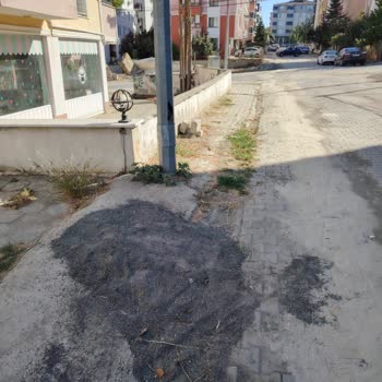 Altyapı Çalışması Sonrası Otopark Girişinde Çakıl Ve Moloz Yığını Güvenlik Tehdidi