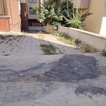 Altyapı Çalışması Sonrası Otopark Girişinde Çakıl Ve Moloz Yığını Güvenlik Tehdidi