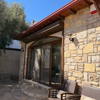Ev Sahibi Tarafından Genç Misafirlere Yönelik Tehditkar Ve Adaletsiz Tutum