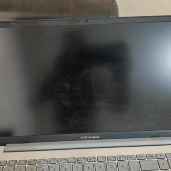 Açılmış Güvenlik Bantları Ve Tozlu Ekranlı Sıfır Laptop