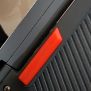 Açılmış Güvenlik Bantları Ve Tozlu Ekranlı Sıfır Laptop