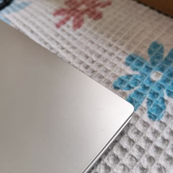 Açılmış Güvenlik Bantları Ve Tozlu Ekranlı Sıfır Laptop