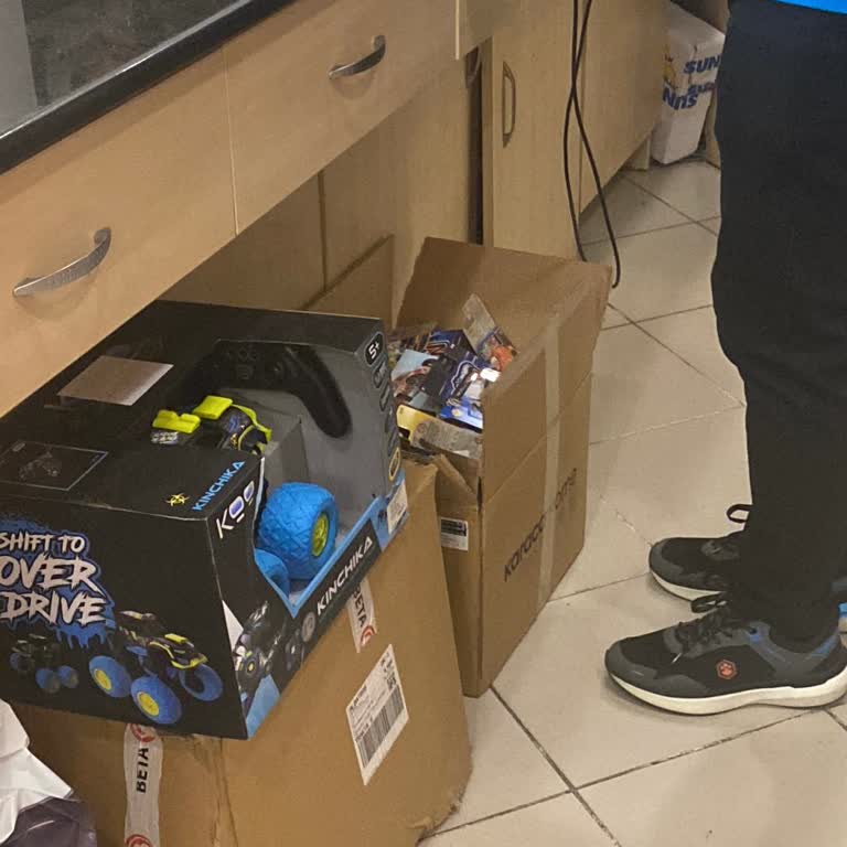 Müdürün Çocuğa Hakaret Etmesi Ve Hot Wheels'ı Saklaması