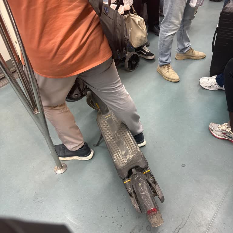 Marmaray’da Elektrikli Bisiklet Ve Scooterlar Engelli Yolcuları Tehlikeye Atıyor