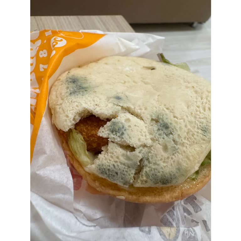 Küflü Burger King Ekmekleri Sağlık Riskine Yol Açtı Ve Ücret İadesi Talep Ediyorum