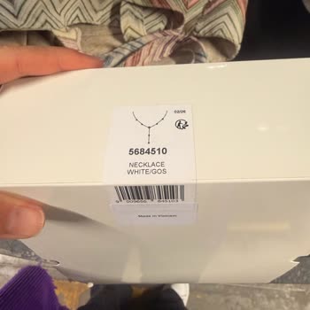 Hamile Müşterinin Swarovski Kolyede Değişim Reddi Ve Çelişkili Politika Şikayeti