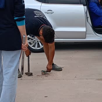 A101 Mağaza Önündeki Paslı Direk Aracımın Lastiklerini Yok Etti
