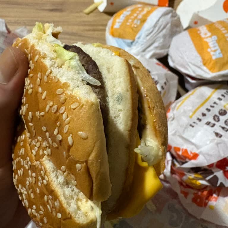 Küflü Ekmek Ve Bozulmuş Et İçeren Burger King Siparişinde Sağlık Riski