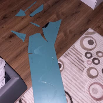 Rabi Mobilya Gardırop Aynaları Düşerek Çocukları Tehlikeye Attı