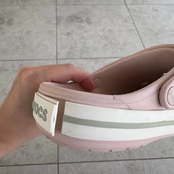 Crocs Terlikte Üretim Hatası Ve A101'te Uzayan İnceleme Süreci
