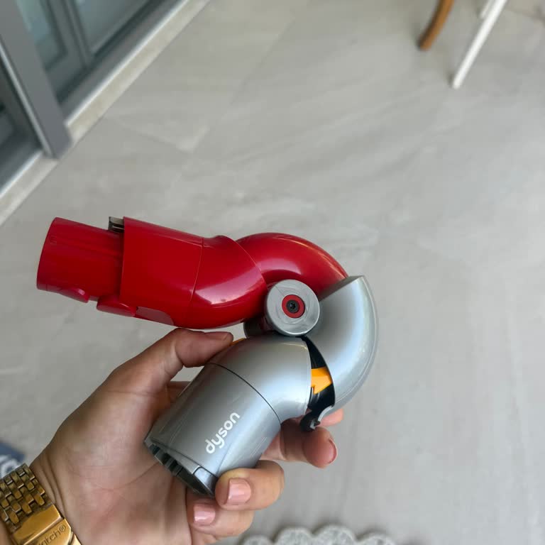 Dyson V12 Süpürgenin Koltuk Altı Aparatı Kullanım Hatası Olmadan Ayrıldı: Garanti Değişim Talebi