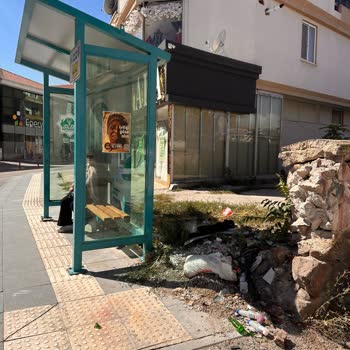 Sofular Mahallesi Sokakta Çöp Birikimi Ve Personel Atıklarıyla Çevre Kirliliği