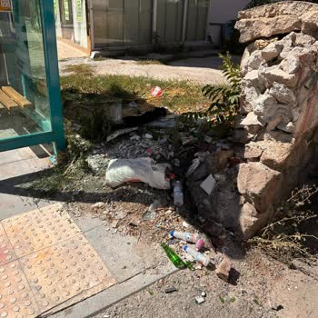 Sofular Mahallesi Sokakta Çöp Birikimi Ve Personel Atıklarıyla Çevre Kirliliği