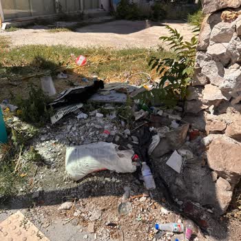Sofular Mahallesi Sokakta Çöp Birikimi Ve Personel Atıklarıyla Çevre Kirliliği