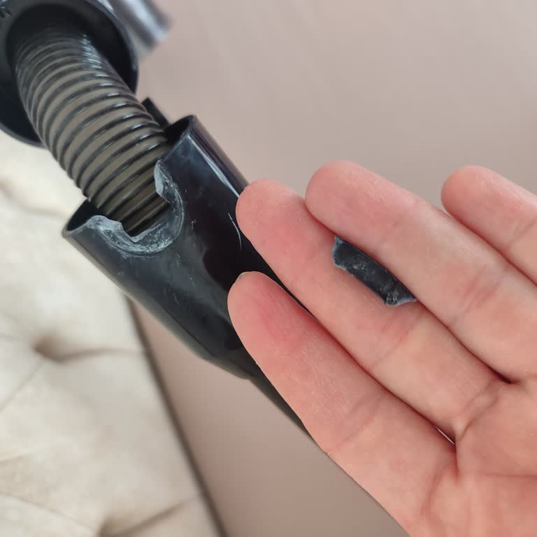 Sinbo SVC 8623 Katlanır Bölgesindeki Plastik Parça Kırıldı, Garanti Kapsamında Hemen Değişim Talebi