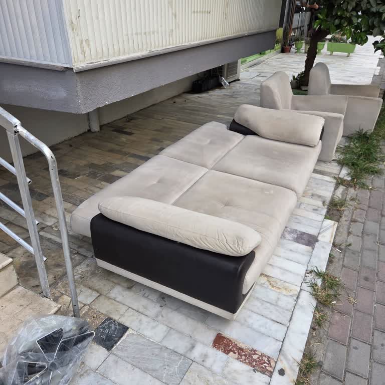 Teslimat Ekibi Eski Koltuğu Almadı Ve Kapının Önüne Bıraktı