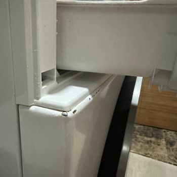 Kurulum Hatası Nedeniyle Çamaşır Makinesi Kapağı Aşınmış Ve Paslanıyor