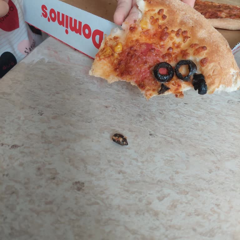 Domino’s Pizza’da Zeytin Çekirdeği Çocuğun Dişine Zarar Verdi