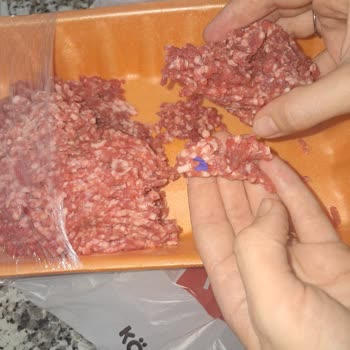 Kıyma İçinde Mavi Eldiven Parçaları Bulunduğu İçin Sağlık Riski Ve İade Talebi