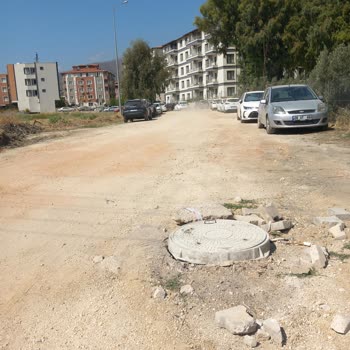 Zülüflühan Mahallesi 1035. Sokakta Bozuk Yol Ve Yüksek Rögar Kapakları Düzeltilecek Mi