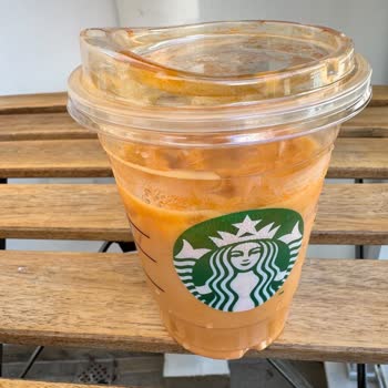 Starbucks, Pumpkin Spice con Exceso de Color Naranja y Colorante
