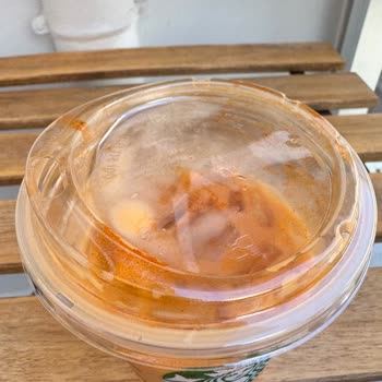 Starbucks, Pumpkin Spice con Exceso de Color Naranja y Colorante