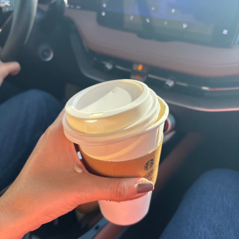 Taza con Tapa Defectuosa de Starbucks derrama Café sobre Mi Ropa