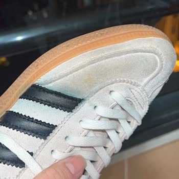 Adidas Ayakkabısında Kalıcı Boya Lekeleri Ve Deri Aşınması