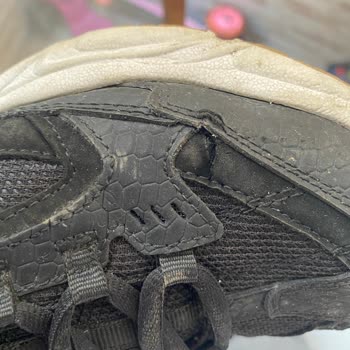 Kısa Sürede Yırtılan Skechers Ayakkabısına İade Ve Değişim Talebi