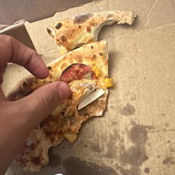 Domino's Pizza’da Büyük Plastik Parça Bulunması Ve Yaşanan Hayati Tehlike