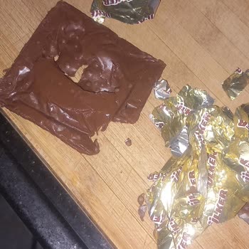 Ülker Çikolatasında Plastik Parçalar Tespit Edildi Tüketici Güveni Sarsıldı