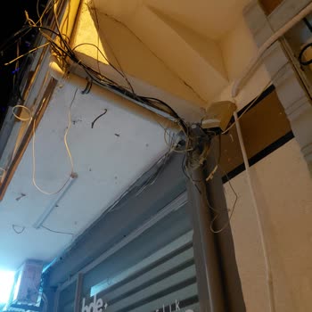 Bina Dışındaki Dağıtım Kutusu Ve Kabloların Acil Onarımı