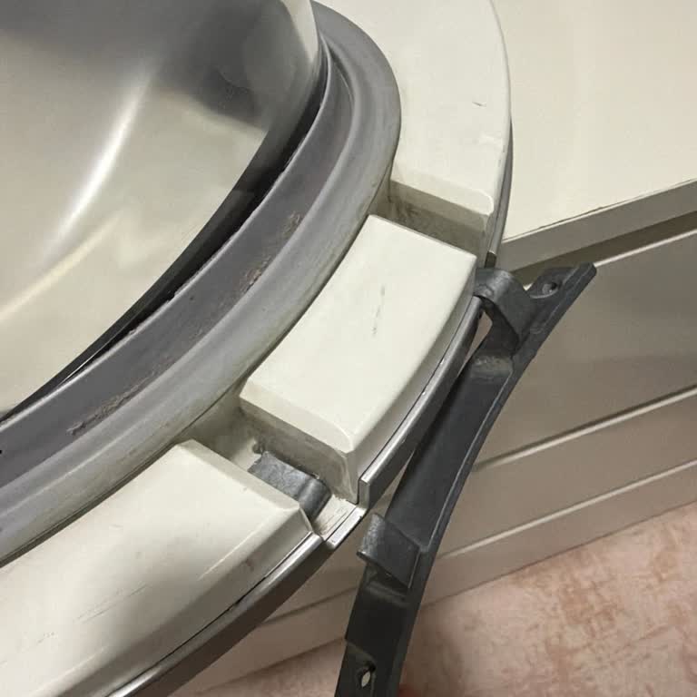 Bosch Kurutma Makinesinde Kırılan Kapak Menteşesi Ve Çağrı Merkezinden Yanıt Alamama Sorunu