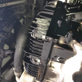 Opel Combo Bakımında Yağ Sızıntısı Ve Hava Filtresi Bağlantısında Özensiz İşçilik