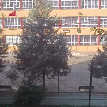 Okulun Bahçesinde Bulunan Hoparlör Sesinden Muzdaribiz!