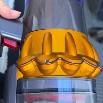 Dyson V15'de Plastik Parçanın Çatlaması İçin Ücretsiz Parça Değişimi Talebi