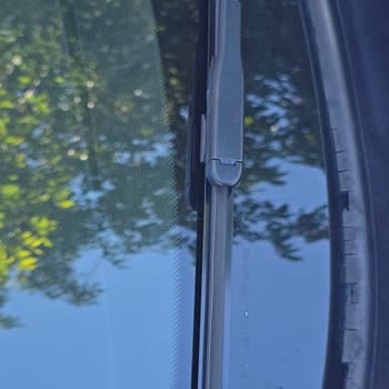 BMW 116d Cam Altı Fitili Kısa Sürede Çatlayıp Ufalanıyor ve Ücretsiz Değişim Talep Ediliyor