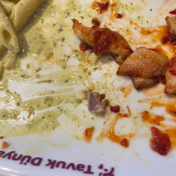 İstanbul Beykent First Avenue'da Tavuk Dünyası'nda Sert Kemik Ve Hijyen Sorunları