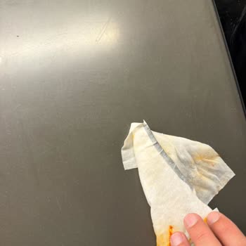 Bebek Hassas Cildine Uygun Mendilde Sert Plastik Parça Çıktı