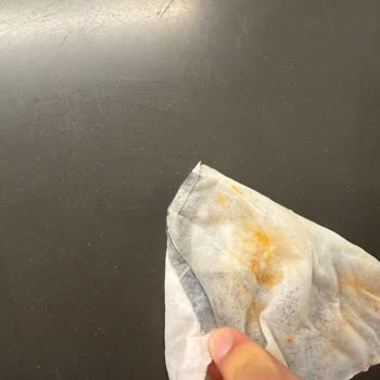 Bebek Hassas Cildine Uygun Mendilde Sert Plastik Parça Çıktı