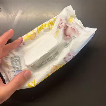 Bebek Hassas Cildine Uygun Mendilde Sert Plastik Parça Çıktı