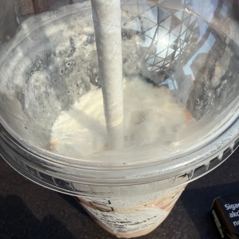 Starbucks Şubesinde Hijyen İhlali Ve Kaba Tutum