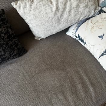 Enza Netha Keten Koltuk Takımının Leke İzleri Ve Gürültülü Oturuşu