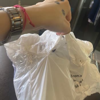 Manuka Bluz Siparişinde Özensiz Paketleme Ve Yırtık Kargo Poşeti