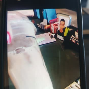 Açık Kahve Paketleri Ve Dikkatsiz Personel Nedeniyle Masamda Zarar